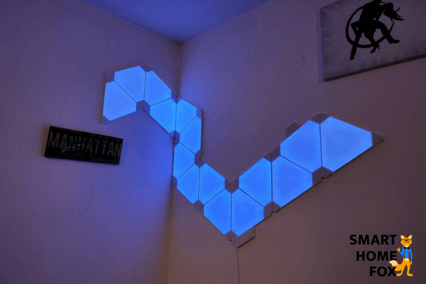 Man sieht die Nanoleaf Paneele an der Wand in einer kreativen Anordnung.